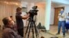 Periodista venezolano de VPI en medio de una rueda de prensa a inicios de la pandemia. Caracas, Venezuela. Marzo, 16 2020. Foto: VOA.