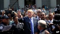 Republican presidential candidate Donald Trump leaves for lunch after being summoned for jury duty in New York, Aug. 17, 2015. 