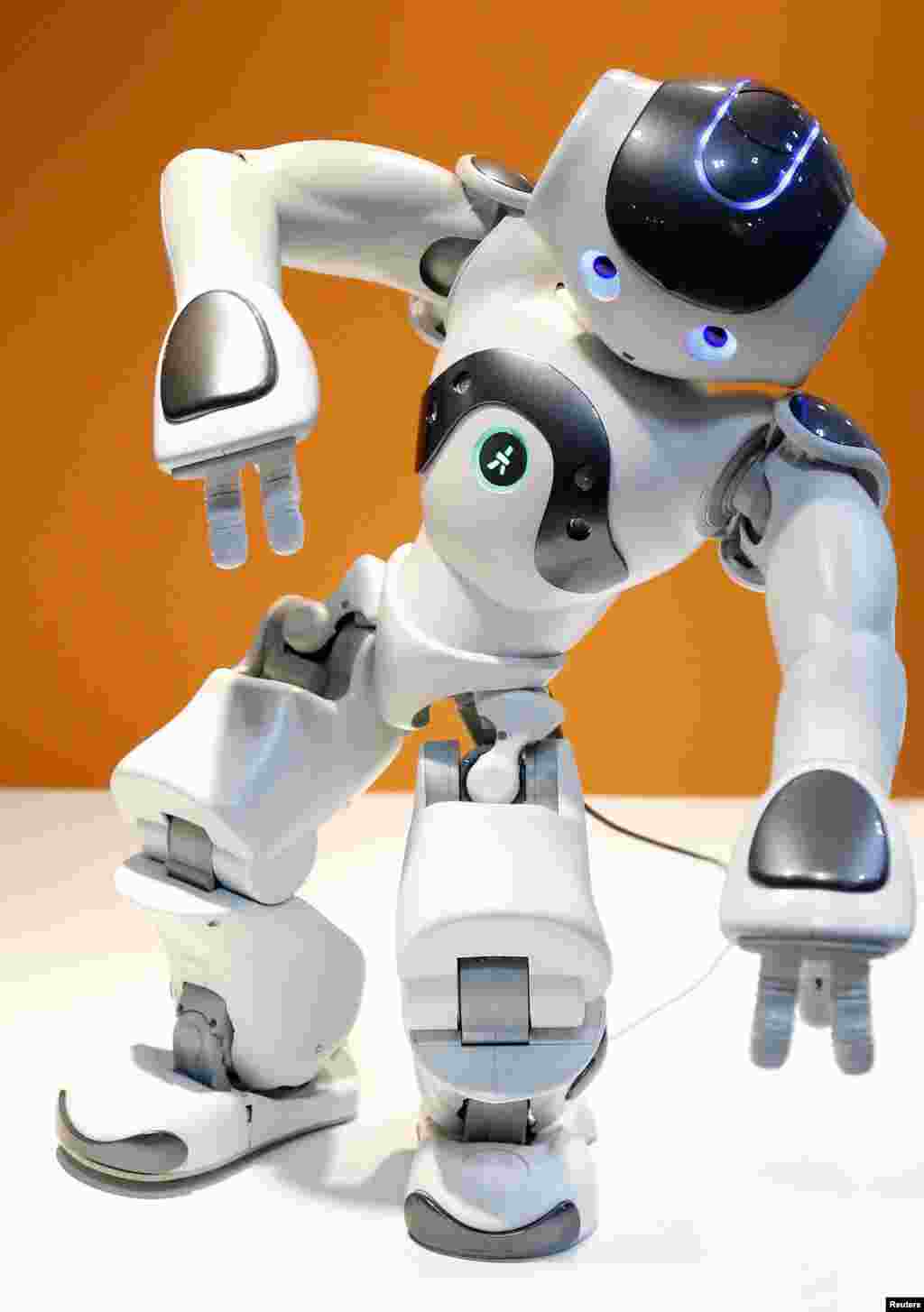 Nao, robot humanoid buatan perusahaan Perancis Aldebaran Robotika menarikan tarian ala Michael Jackson "Thriller" dalam Pameran Robot Internasional 2013 di Tokyo, Jepang.