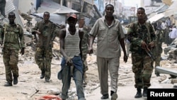 Soldats somaliens en patrouille à Mogadiscio (30 avril 2012)