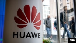 Salah satu gerai Huawei di toko telekomunikasi EE, London, 29 April 2019. (Foto: dok).