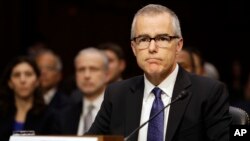 អនុ​ប្រធាន​ FBI លោក Andrew McCabe ស្តាប់​ការ​ថ្លែង​នៅ​ក្នុង​សេតវិមាន​កាលពី​ថ្ងៃទី​១១ ឧសភា ២០១៧។