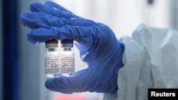 Sampel vaksin Covid-19 yang dikembangkan oleh Gamaleya Research Institute of Epidemiology and Microbiology, di Moskow, Rusia 6 Agustus 2020. (RDIF/Handout via REUTERS)