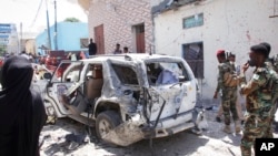 Pasukan keamanan mengamati lokasi ledakan bom bunuh diri yang melukai juru bicara pemerintah Somalia Mohamed Ibrahim Moalimuu di Mogadishu, Somalia, 16 Januari 2022. (Foto: AP)