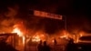 Kebakaran tampak berkobar menyusul serangan udara Israel di wilayah kamp pengungsi Palestina, di Rafah, Jalur Gaza selatan, Minggu (26/5). 