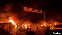 Kebakaran tampak berkobar menyusul serangan udara Israel di wilayah kamp pengungsi Palestina, di Rafah, Jalur Gaza selatan, Minggu (26/5). 