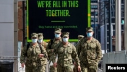 Personel militer AS mengenakan masker wajah tiba di Jacob K. Javits Convention Center, di tengah wabah virus corona yang melanda Manhattann, New York, 7 April 2020. (Foto: Reuters)