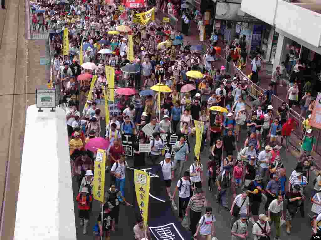 數萬港人參加七一大游行誓言守護香港(美國之音海彥拍攝)