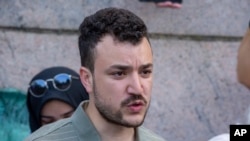 Studentski aktivista Mahmoud Khalil govori na protestnom kampusu na kampusu Univerziteta Columbia u New Yorku, 29. aprila 2024.