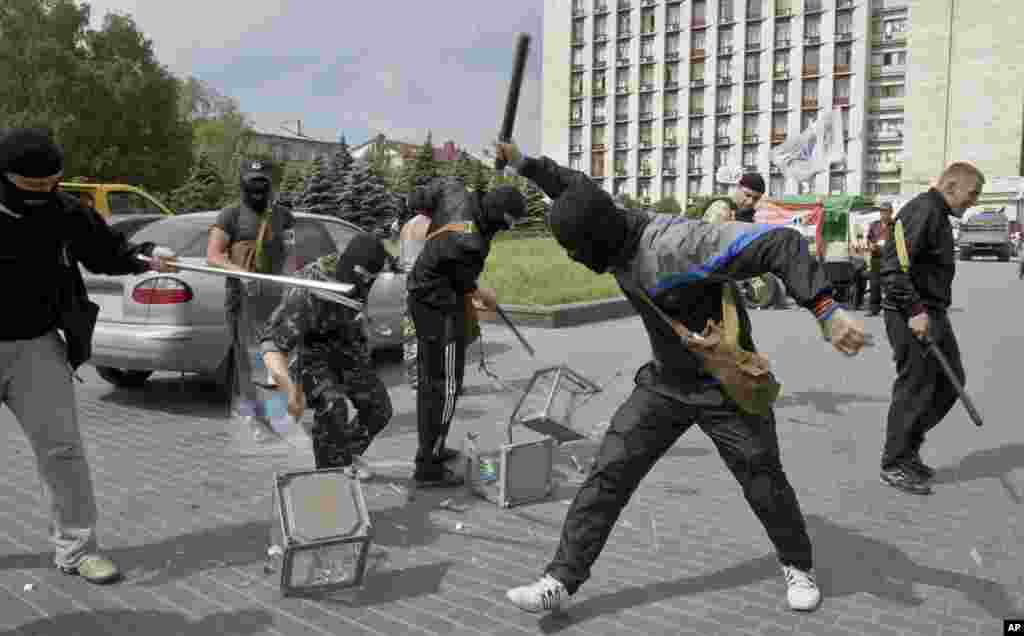 Donetskda ayirmachilar saylov qutilarini buzayapti.