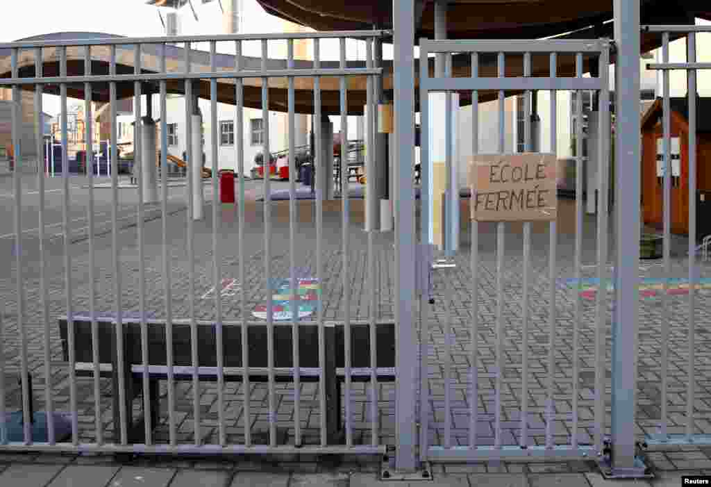 A sign that reads "school closed" is pictured at the entrance of a primary and nursery school in Brussels, Nov. 23, 2015, after security was tightened in Belgium following the fatal attacks in Paris.