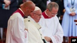 Paus Fransiskus tiba untuk merayakan sebuah misa di Czestochowa, Polandia Kamis (28/7).