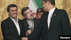 Los presidentes de Ecuador, Rafael Correa (derecha), y de Irán, Mahmud Ahmadinejad, en el palacio de Carondelet, en Quito, el 12 de enero de 2012.