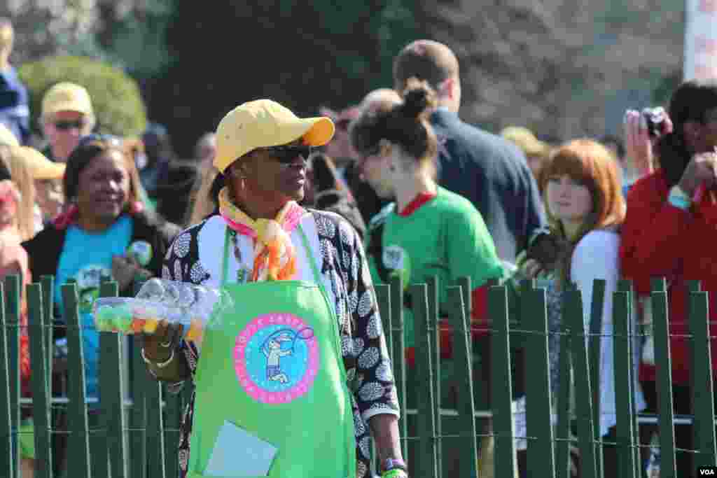 Decenas de voluntarios colaboraron durante la masiva visita de niños y sus familias a la Casa Blanca el lunes 1 de abril.
