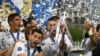 Le défenseur du Real Madrid Nacho Fernandez se prend en selfie avec ses coéquipiers après le sacre en Champions League, Ukraine, le 26 mai 2018.