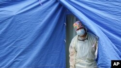 지난 11일 미국 뉴욕주 브루클린에 신종 코로나바이러스 임시 검사소가 설치됐다. 뉴욕주에서는 최근 일일 신규 확진자가 4천 명에 달하는 등 다시 감염이 확산하는 추세다.
