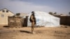 Seorang tentara berjaga di kamp pengungsi di Dori, Burkina Faso, 3 Februari 2020. 