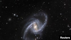La galaxia NGC 1365, también conocida como la Gran Galaxia Espiral Barrada, se ve en una imagen que combina observaciones realizadas a través de tres filtros diferentes con el telescopio danés de 1,5 metros en el Observatorio ESO en Chile.