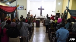 Les gens adorent à l'église anglicane de la rédemption, diocèse de Lagos West, Ibafo dans l'État d'Ogun, sud-ouest du Nigeria, le 1er janvier 2021.