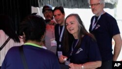 Jennie Lincoln, jefa de la misión observadora del Centro Carter en Venezuela, visita un centro de votación con su equipo en Caracas, el 28 de julio de 2024.