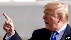 El presidente Donald Trump le dice a un reportero que se calle mientras habla en el jardín sur de la Casa Blanca en Washington, el viernes 8 de noviembre de 2019.