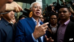 លោក Najib Razak អតីត​នាយករដ្ឋមន្ត្រី​ម៉ាឡេស៊ី​ថ្លែង​ទៅ​កាន់​សារព័ត៌មាន នៅ​ពេល​លោក​ចាកចេញ​ពី​ការិយាល័យ​គណកម្មការ​ប្រឆាំង​អំពើ​ពុករលួយ​ម៉ាឡេស៊ី នៅ​ក្នុង​ក្រុង Putrajaya ប្រទេស​ម៉ាឡេស៊ី កាលពី​ថ្ងៃទី២២ ខែឧសភា ឆ្នាំ២០១៨។