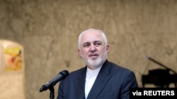 Menteri Luar Negeri Iran Mohammad Javad Zarif berbicara di istana presiden di Baabda, Lebanon, 14 Agustus 2020. (Dalati Nohra via Reuters)