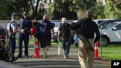 Warga Selandia Baru membawa senjata mereka untuk diserahkan pemerintah. Sebagai gantinya mereka mendapat uang kompensasi, Christchurch, Selandia Baru, 13 Juli 2019. 
