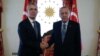 Sekjen NATO Jens Stoltenberg (kiri) melakukan pembicaraan dengan Presiden Turki Recep Tayyip Erdogan untuk membahas upaya Swedia untuk bergabung ke aliansi NATO, di Istanbul, Turki hari Minggu (4/6). 