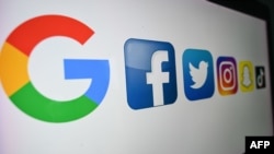 En esta foto de archivo tomada el 21 de octubre de 2020 se muestran los logos de Google, Facebook, Twitter y otros. 