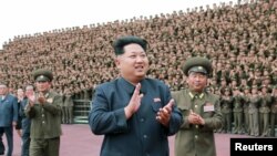 El líder norcoreano, Kim Jong Un, aplaude durante una sesión de fotos con soldados, en Pyongyan, el 3 de junio de 2015.