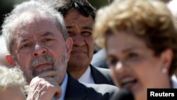 Lula da Silva ouvindo Dilma Rousseff à saída do Palácio do Planalto