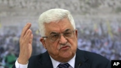 محمود عباس به سبب میانه روی اش مورد انتقاد برخی فلسطینیان قرار گرفته است. 