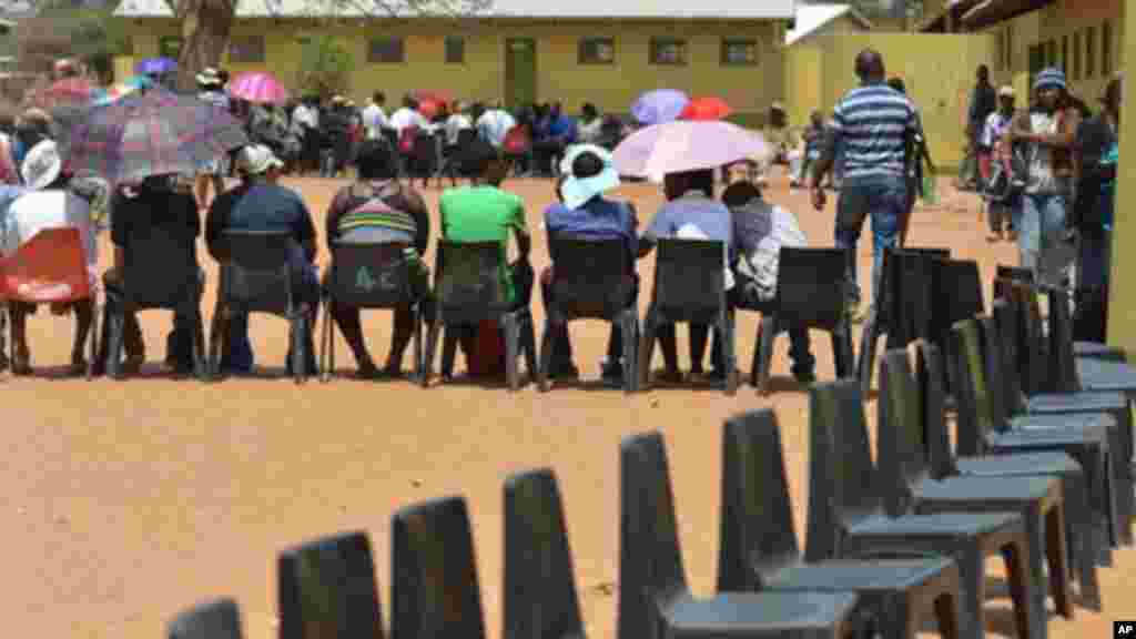 Les électeurs font la queue pour voter à un bureau de vote à Gaborone, au Botswana, le vendredi 24 octobre 2014. Les agents électoraux disent que le vote a commencé sans incident où des analystes estiment que le parti au pouvoir va gagner malgré le mécontentement croissant dans les zones urbaines.