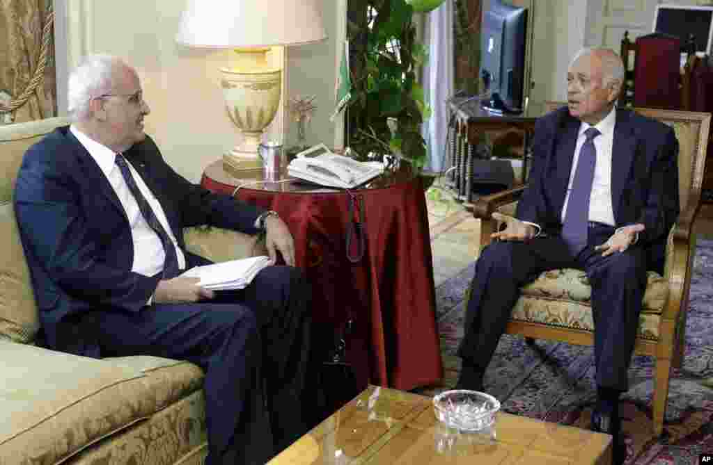 Arab Ligasi Bosh kotibi Nabil al-Arabiy Falastin muzokarachisi Soyib Erekat bilan Qohirada uchrashayapti. 11-avgust, dushanba, 2014-yil. Misr vositachiligida erishilgan uch kunlik sulh G'azoga vaqtincha tinchlik olib keldi.