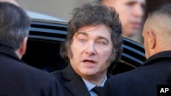 El presidente argentino Javier Milei sale de la Catedral después de asistir a un evento para conmemorar el Día de la Independencia de la nación en Buenos Aires, Argentina, el martes 9 de julio de 2024.