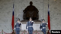 Anggota pasukan kehormatan melakukan parade di hall tugu peringatan Chiang Kai-shek, Taipei, Taiwan, 17 Januari 2016 (Foto: dok). 