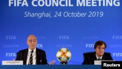  国际足联主席因凡蒂诺（左）和首席传播官考斯塔于2019年10月24日出席在中国上海举行的国际足联理事会会议。