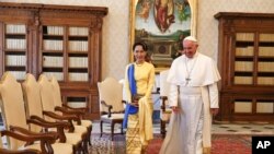 Aung San Suu Kyi et le pape François au Vatican, le 4 mai 2017. 