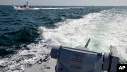 俄羅斯以烏克蘭艦隻非法進入俄羅斯水域為由，扣留這三艘烏克蘭艦船。烏克蘭11月25日發佈的圖片。