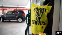 Sebuah pompa bensin di dekat pusat kota Charlotte, North Carolina, 11 Mei 2021. Colonial Pipeline Co, operator jaringan pipa terbesar yang mendistribusikan produk-produk BBM di AS akan menghentikan sementara pengiriman dari Houston. (Foto: AP)