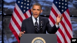 Presiden AS Barack Obama berbicara pada KTT Investasi di Washington DC (31/10). Obama memerintahkan pemangkasan birokrasi untuk menarik investor asing. 
