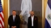 El presidente de El Salvador, Nayib Bukele, posa junto al secretario de Estado de EE.UU. Mike Pompeo en una conferencia de prensa conjunta en la Casa Presidencial en San Salvador, El Salvador, el 21 de julio de 2019.