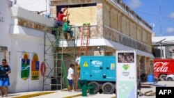 Las propiedades se protegen en Tulum, México para la llegada del huracán Beryl, el 4 de julio de 2024.