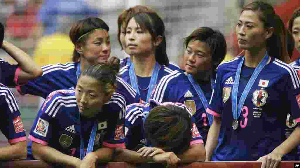 Les joueuses de l'équipe nationale féminine du Japon, déçues, attendent la remise des médailles et du trophée après leur défaite 5-2 face aux États-Unis en match de finale de la Coupe du Monde Féminine de la FIFA à Vancouver, Colombie-Britannique, le Canada, le dimanche 5 juillet 2015.
