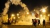 Manifestantes lanzan botes de humo durante las protestas en Lima, el 20 de enero de 2023.