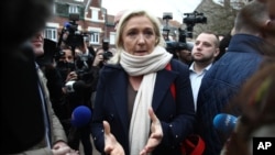 Pemimpin Partai Kanan Front Nasional Perancis, Marine Le Pen, berbicara pada media sebelum putaran pertama pilkada, Minggu, 6 Desember 2015, di Henin-Beaumont, Perancis utara. (AP Photo/Michel Spingler)