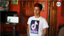 El activista Kevin Monzón ha sido detenido en tres ocasiones por grabar videos en su red Tik Tok. Foto Houston Castillo, VOA.