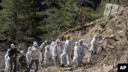 Des équipes de secours d'urgence recherchant les débris de l'avion de Germanwings près de Seyne-les-Alpes, en France, dans cette photo fournie par le ministère français de l'Intérieur, le 3 Avril 2015.