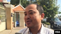 រូបឯកសារ៖ លោក​ គឹម សុខ​ អ្នកវិភាគនយោបាយ​ម្នាក់ ប្រាប់​អ្នកសារព័ត៌​មាន​ថា​ លោក​ គ្មានលុយ​បង់​ឲ្យ​លោក​នាយក​រដ្ឋមន្ត្រី​ ហ៊ុន​​ សែន​នោះទេ ទាក់ទង​នឹង​សំណុំ​រឿង​ក្តី​ដែល​មេធាវី​លោក​នាយករដ្ឋ​មន្ត្រី​បាន​ដាក់​ទៅ​សាលារាជធានី​ភ្នំពេញ ​​នៅថ្ងៃទី​១៦​ ខែកុម្ភៈ​ ឆ្នាំ​ ២០១៧។​ (ហ៊ុល​ រស្មី​/VOA)